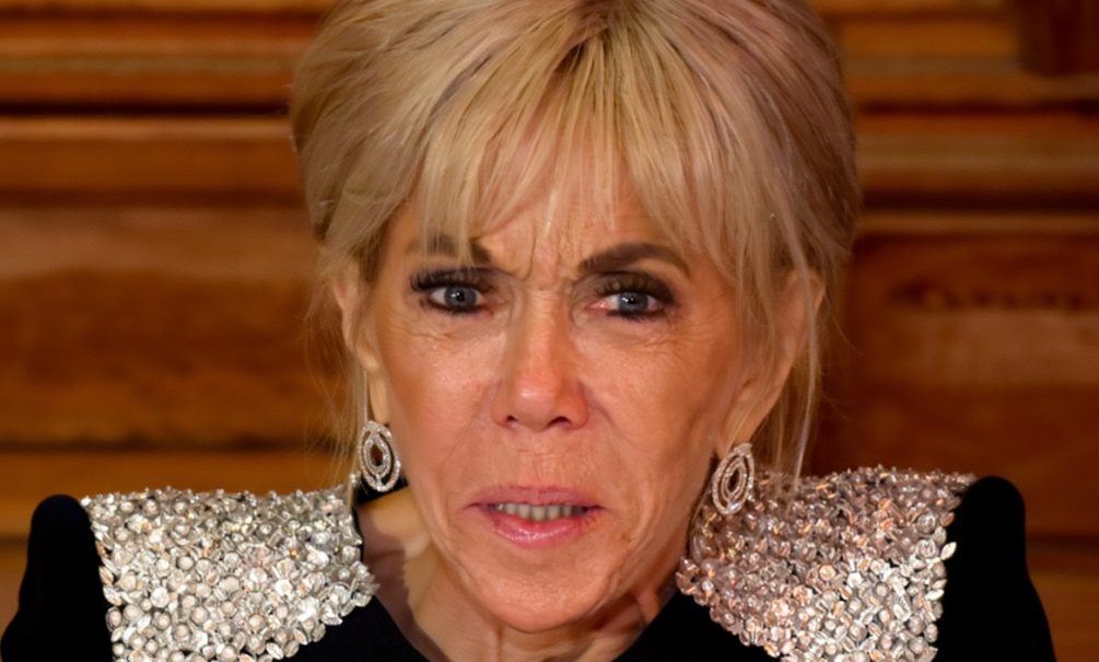 Брюки под запретом: Франция в шоке — у жены Макрона проблемы с психикой. Первая леди прячет «мужское достоинство» от глаз СМИ Брюки под запретом: Франция в шоке — у жены Макрона проблемы с психикой. Первая леди прячет «мужское достоинство» от глаз СМИ