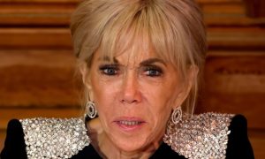 Брюки под запретом: Франция в шоке — у жены Макрона проблемы с психикой. Первая леди прячет «мужское достоинство» от глаз СМИ