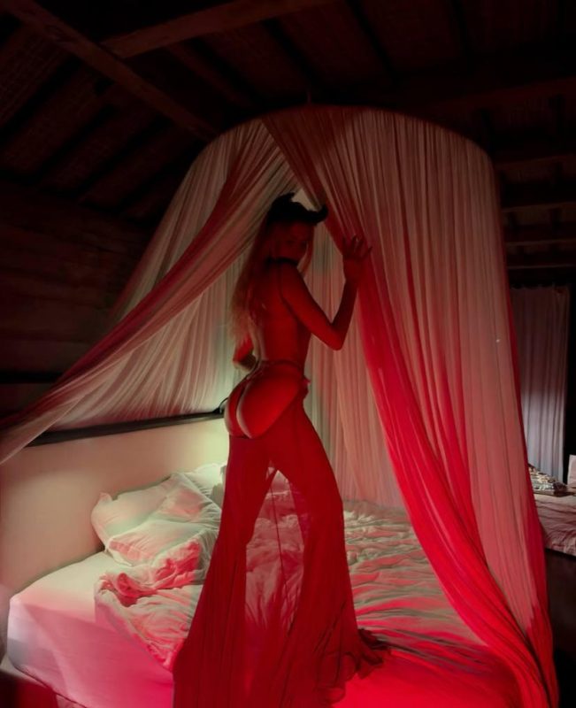 «Целуй меня или беги»: Елена Перминова оголила ягодицы в горячей фотосессии на Хэллоуин