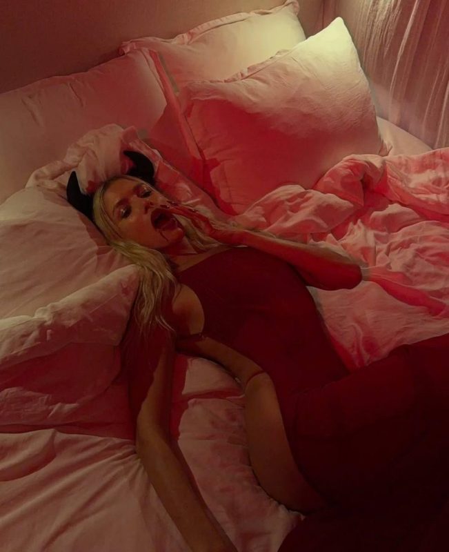 «Целуй меня или беги»: Елена Перминова оголила ягодицы в горячей фотосессии на Хэллоуин