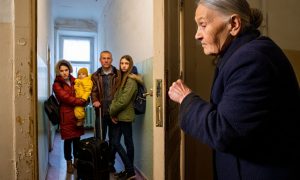 Бабушки-жертвы мошенников все чаще «отжимают» свои квартиры: суды наказывают добросовестных покупателей, оставляя их без денег и жилья