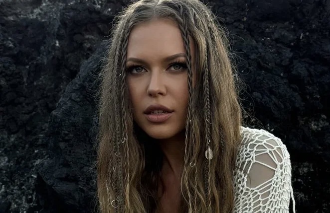 «Не получилось убрать дыру в щеке»: ставшая жертвой пластики Рита Дакота показала лицо после повторной операции