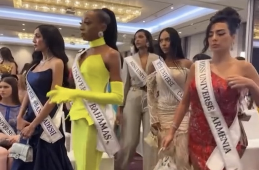 «Ты глупая! Заткнись!»: организатор конкурса «Мисс Вселенная» оскорбил участницу и и спровоцировал скандал