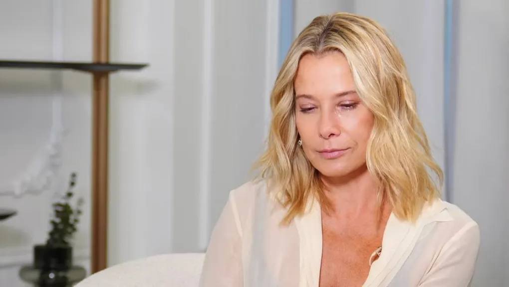 «Мы будем бороться до конца»: Юлия Высоцкая не сдержала слез при разговоре о дочери, 12 лет находящейся в коме