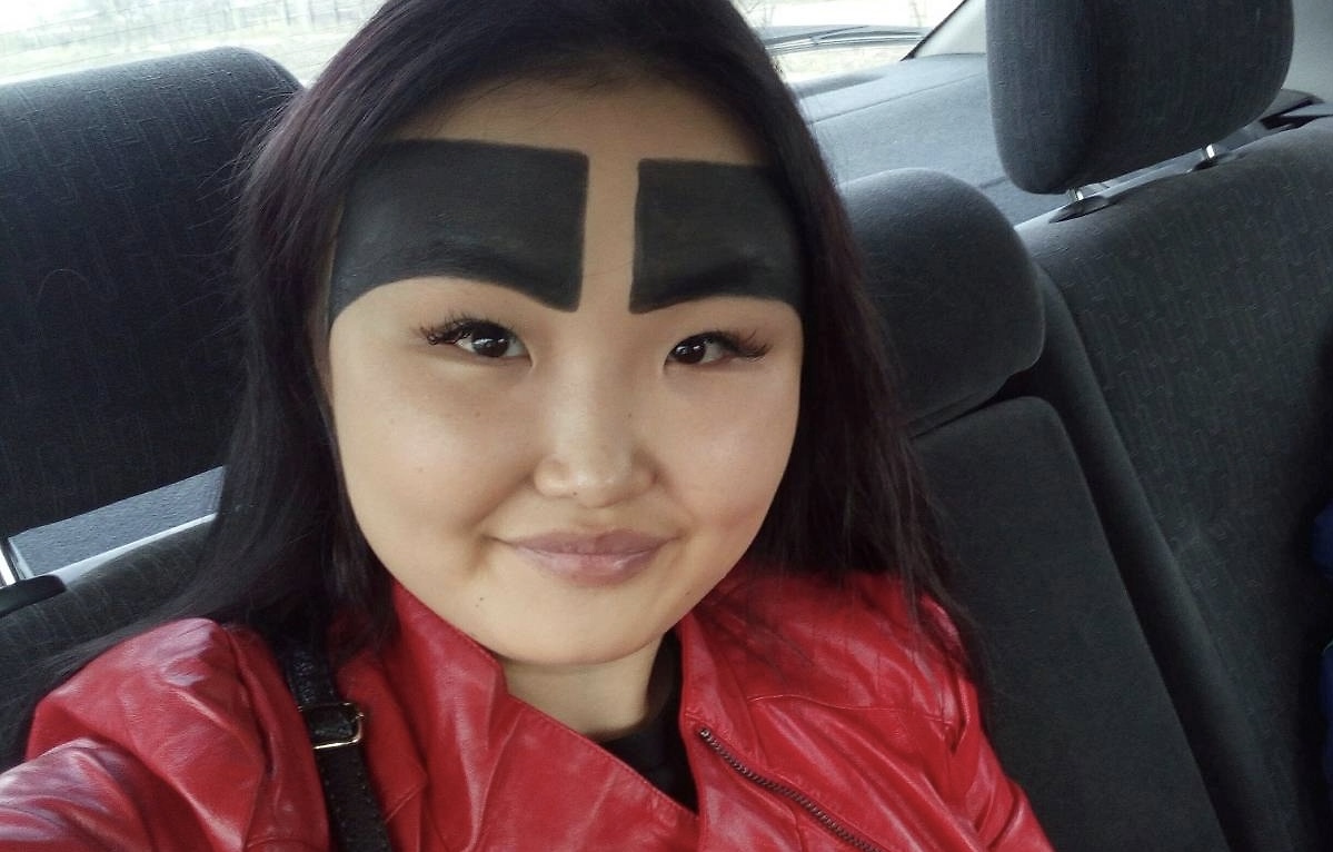 Ставшая мемом блогер Анжелика Протодьяконова выпала из окна, убегая от избивавшего ее парня 