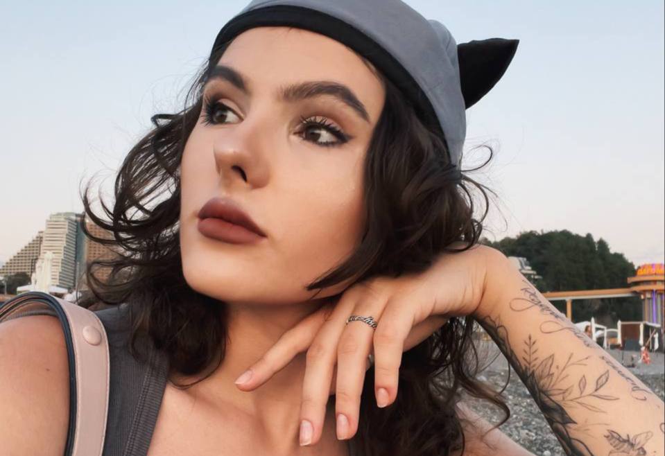 «Просто медленно закрыла глаза»: подробности смерти сгоревшей от рака 21-летней блогерши Иры Небоги