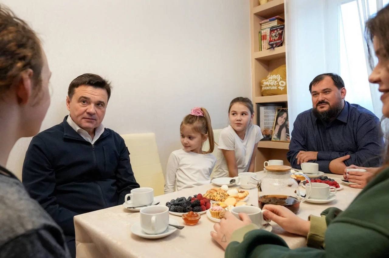 Губернатор Подмосковья навестил семью погибшего участника СВО