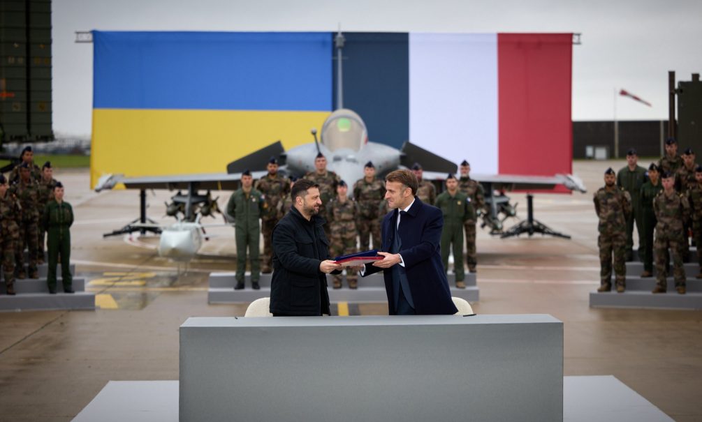 Утешитель: как Макрон наградил Зеленского в Париже за коррупцию Утешитель: как Макрон наградил Зеленского в Париже за коррупцию