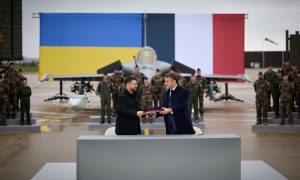 Утешитель: как Макрон наградил Зеленского в Париже за коррупцию