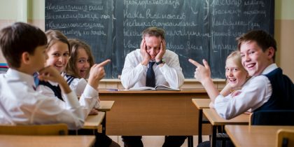 «Чего их жалеть»: очередного педагога избили на уроке – как гордое слово «Учитель» превратилось в профанацию