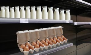«Девяток яиц и 0,45 молока»: упаковки продуктов в России станут ещё меньше с нового года, предупреждают экономисты