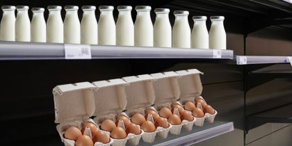 «Девяток яиц и 0,45 молока»: упаковки продуктов в России станут ещё меньше с нового года, предупреждают экономисты