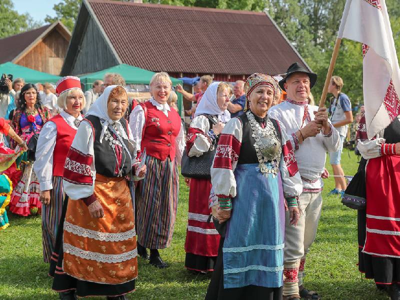 Эстония стирает из паспортов уроженцев Печор Россию и использует народ Сету в планах против РФ
