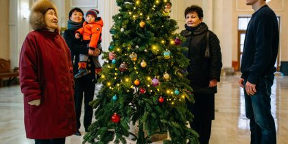 Акбарали захотел защитить шариат: в Москве мусульманин потребовал от соседей убрать ёлку-красавицу из подъезда