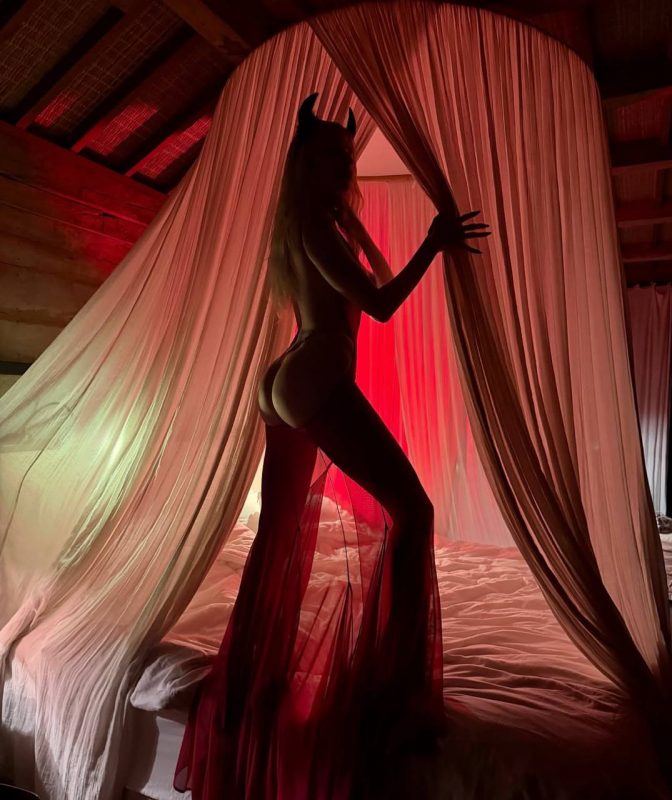 «Целуй меня или беги»: Елена Перминова оголила ягодицы в горячей фотосессии на Хэллоуин