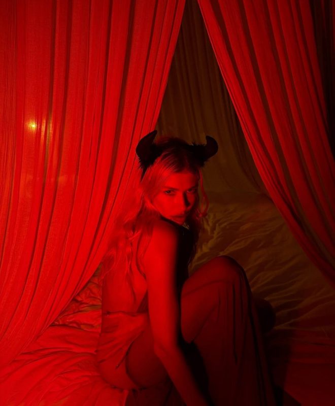 «Целуй меня или беги»: Елена Перминова оголила ягодицы в горячей фотосессии на Хэллоуин