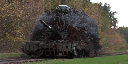 Танк-ёж поверг в ужас врага: на фронте заметили необычную боевую машину ВС РФ