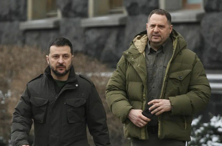 Зеленский и Ермак отписались друг от друга в соцсетях - СБУ дистанцируется от обоих: в киевских элитах хаос и агония Зеленский и Ермак отписались друг от друга в соцсетях - СБУ дистанцируется от обоих: в киевских элитах хаос и агония