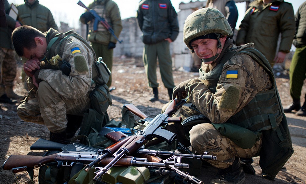 У Зеленского вой стоит на весь офис: украинские боевики стали «пачками» сдаваться в плен русским У Зеленского вой стоит на весь офис: украинские боевики стали «пачками» сдаваться в плен русским