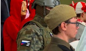 У учеников из Украины была истерика: юный поляк пришел в школу на Хэллоуин в костюме бойца ВС РФ