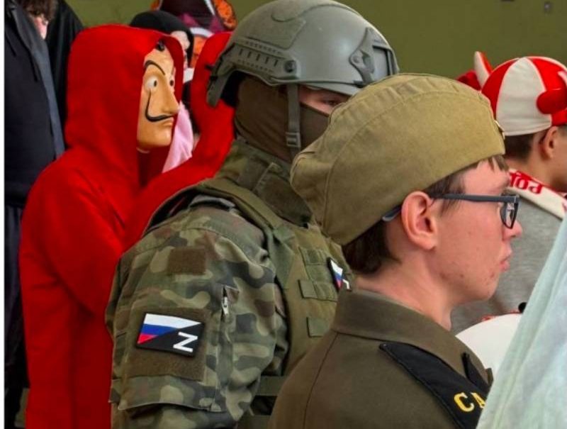 У учеников из Украины была истерика: юный поляк пришел в школу на Хэллоуин в костюме бойца ВС РФ У учеников из Украины была истерика: юный поляк пришел в школу на Хэллоуин в костюме бойца ВС РФ