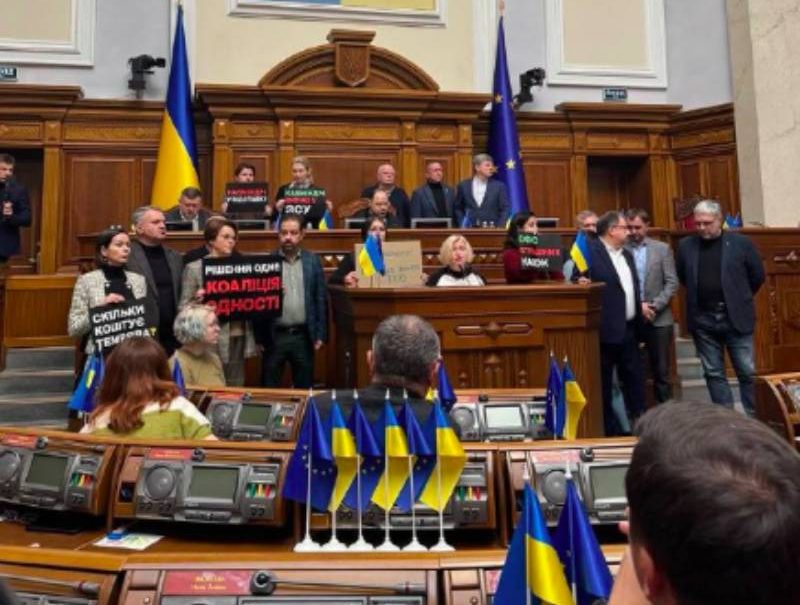 Опять власть меняют? Сбежавший из Украины депутат Рады рассказал о готовящемся против Зеленского заговоре Опять власть меняют? Сбежавший из Украины депутат Рады рассказал о готовящемся против Зеленского заговоре