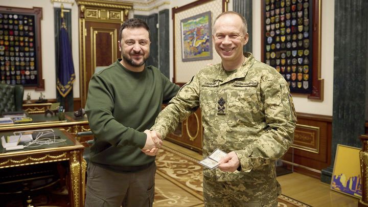 Сырский под препаратами? Эксперты спорят о странном поведении главкома ВСУ Сырский под препаратами? Эксперты спорят о странном поведении главкома ВСУ