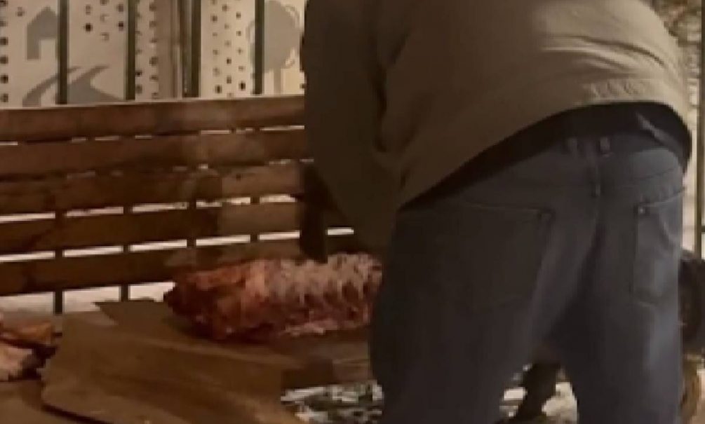 «Где написано, что нам этого делать нельзя»: четверо мигрантов зарубили барана на детской площадке в Москве 