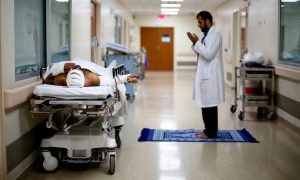 «Истекайте кровью сколько угодно, у меня намаз»: в Гатчинской больнице врачам официально разрешили отвлекаться от работы на молитву