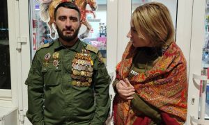 Ряженый армянин грозит жене русского генерала: требует наказать ее за тему со странными наградами на своей груди