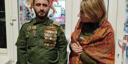 Ряженый армянин грозит жене русского генерала: требует наказать ее за тему со странными наградами на своей груди