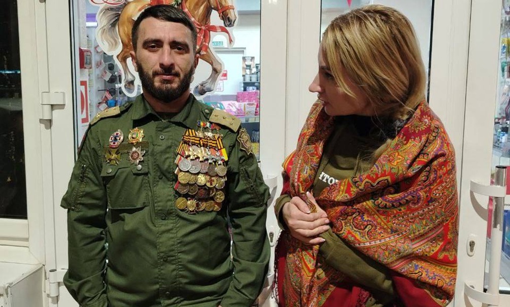 Ряженый армянин грозит жене русского генерала: требует наказать ее за тему со странными наградами на своей груди 