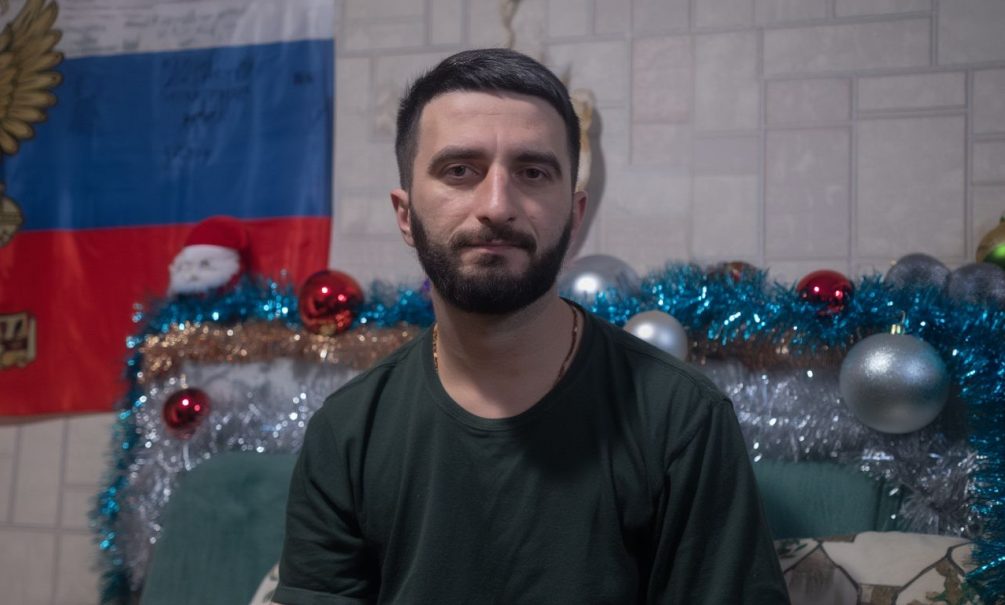 «Айказ отказался от угроз»: жена русского генерала поделилась примирительным видео странного персонажа с кучей непонятных медалей 