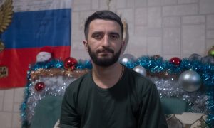 «Айказ отказался от угроз»: жена русского генерала поделилась примирительным видео странного персонажа с кучей непонятных медалей