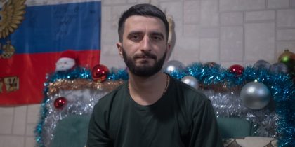 «Айказ отказался от угроз»: жена русского генерала поделилась примирительным видео странного персонажа с кучей непонятных медалей