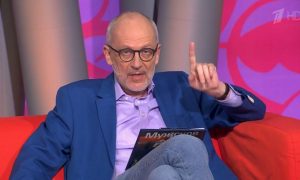 «Меня стыдят, что я старик»: Александр Гордон бросил молодую арфистку и женился в шестой раз