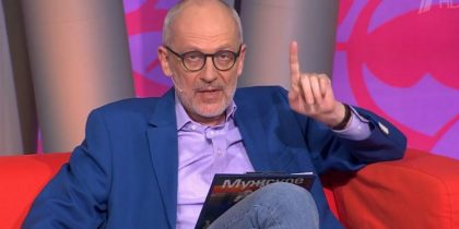 «Меня стыдят, что я старик»: Александр Гордон бросил молодую арфистку и женился в шестой раз