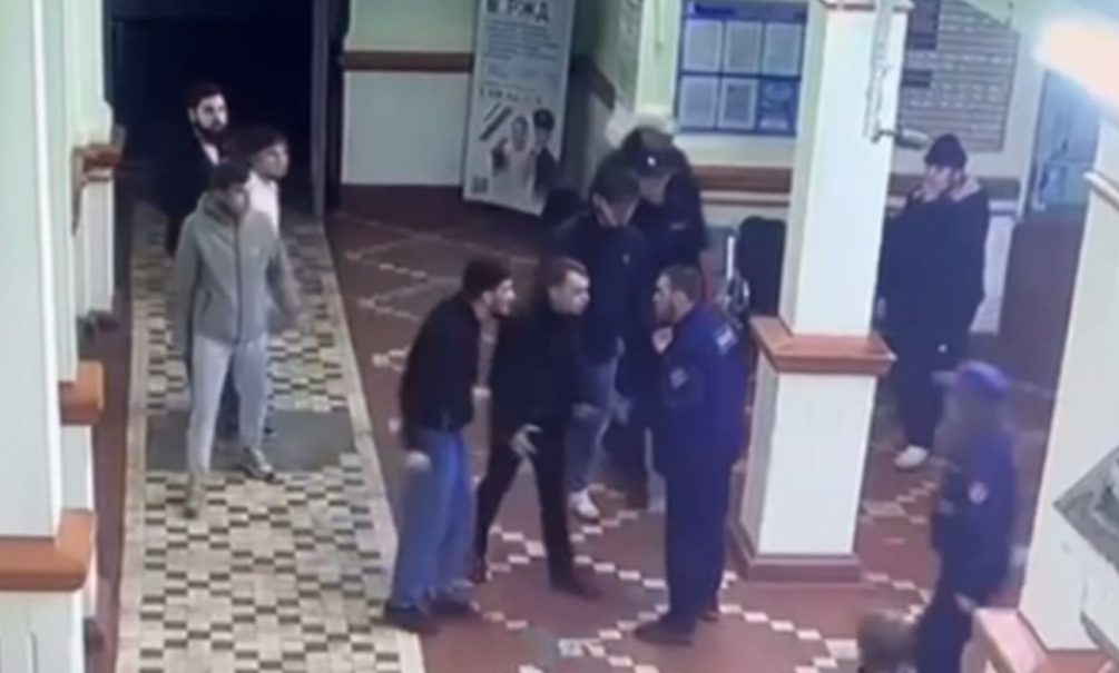 Охранника избили, а власти молчат: мигранты с битами атаковали вокзал в Костромской области Охранника избили, а власти молчат: мигранты с битами атаковали вокзал в Костромской области