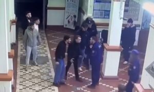 Охранника избили, а власти молчат: мигранты с битами атаковали вокзал в Костромской области