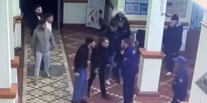 Охранника избили, а власти молчат: мигранты с битами атаковали вокзал в Костромской области