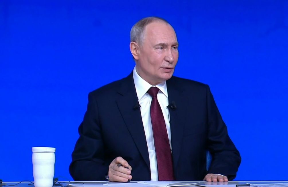 Паспорт больше не нужен: Путин разрешил подтверждать возраст через мессенджер Max