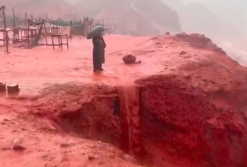 Море стало цвета крови: кадры из Ирана связали с концом света и древними предсказаниями