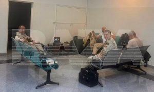 «Россияне и на полу могут спать»: власти Туниса третий день удерживают русских и белорусских пилотов в аэропорту