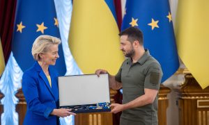 Старушка Урсула окончательно сбрендила: Фон дер Ляйен запретила европейским дипломатам покидать саммит ЕС без выделения денег Киеву