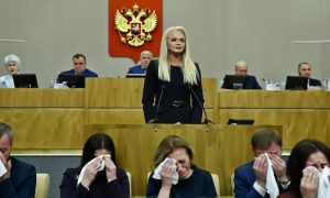 А вдруг будут уговаривать отдать деньги: «Обездоленную» Долину позвали в Госдуму узнать, почему суд встал на ее защиту