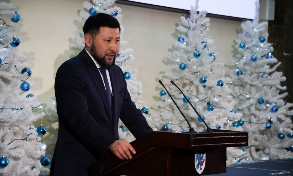 «Вы такое своим детям и родителям подарите?»: мэр Якутска наглядно показал, что не стоит дарить никому 