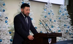 «Вы такое своим детям и родителям подарите?»: мэр Якутска наглядно показал, что не стоит дарить никому