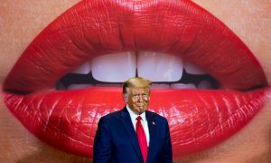 Трамп похвалил губы своей секретарши – не Моника Левински, но тоже сойдет