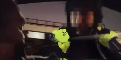 «Нормальная схемка, чтобы к Новому году заработать»: в Москве сотрудник ГИБДД потребовал водителя вбить в поиске слово «трава»