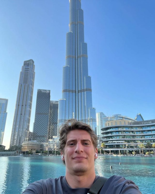 Директор Филиппа Киркорова подрался с блогером на открытии ГУМ-катка - вывел из себя одним словом